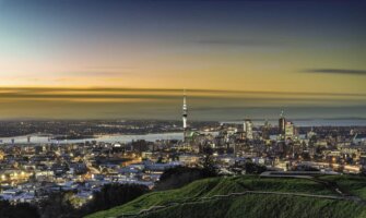 在五彩缤纷的黄昏中，新西兰奥克兰令人惊叹的天际线